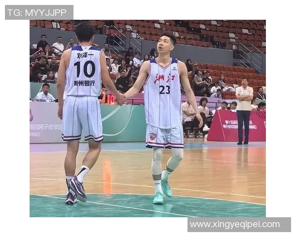 上海男篮6分惜败，闫鹏飞14+11独木难支，浙江与四川会师半决赛